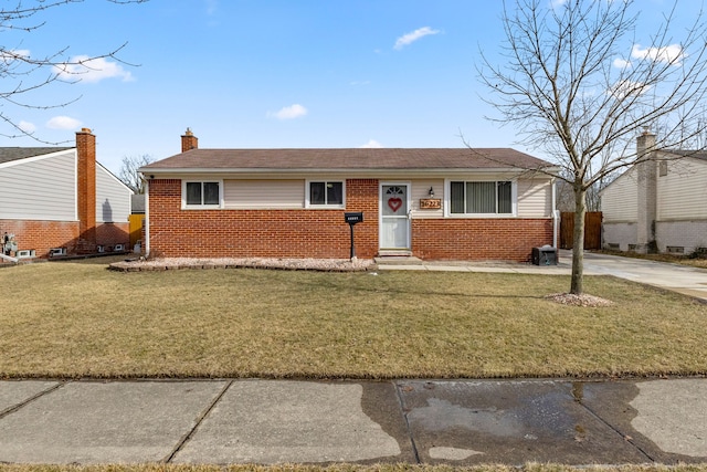 view of front of home featuring a front yard