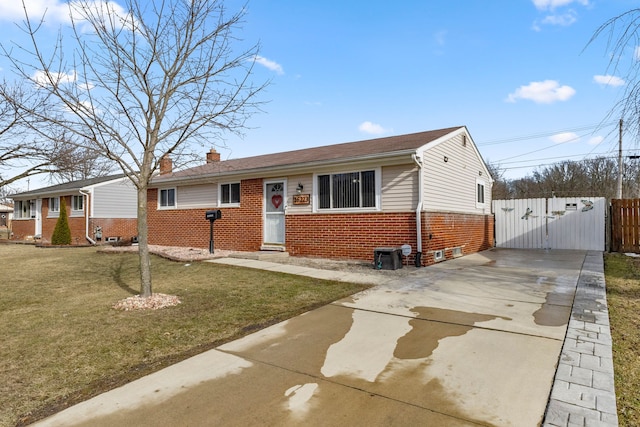 view of front facade featuring a front yard