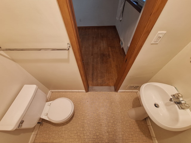 bathroom featuring toilet and sink