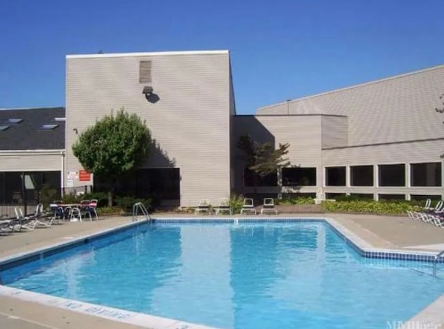 view of swimming pool