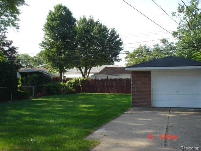 view of yard featuring a garage and an outdoor structure