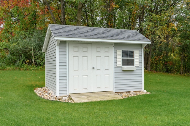 view of outdoor structure featuring a yard