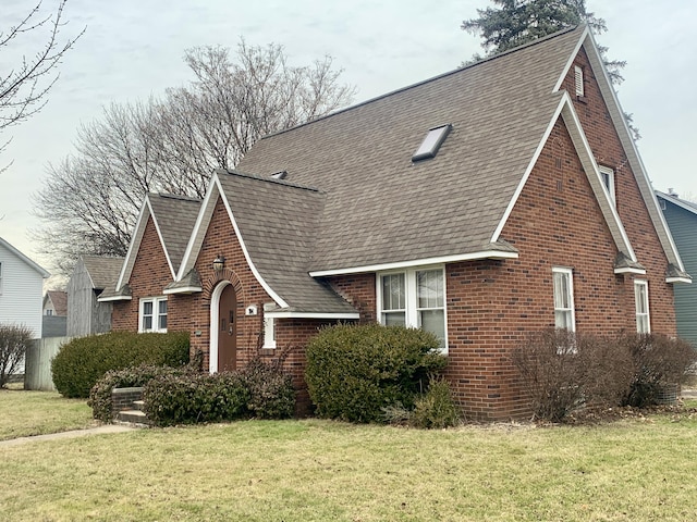 view of front of house with a front lawn