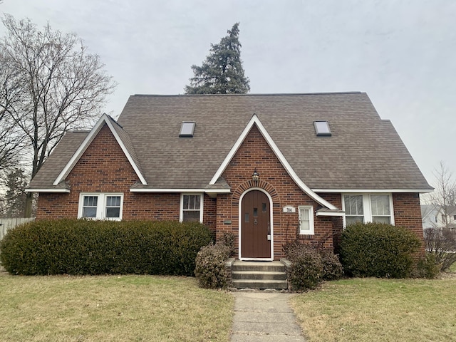 view of front of property with a front lawn