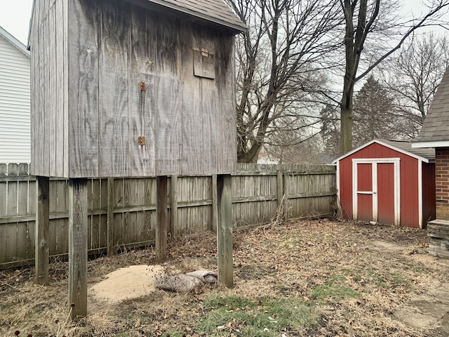 view of yard featuring a storage unit