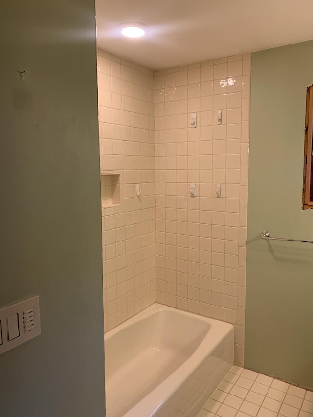 bathroom featuring tiled shower / bath