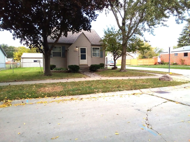 bungalow featuring a front yard