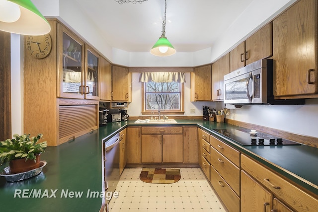 kitchen with stainless steel appliances, decorative light fixtures, and sink