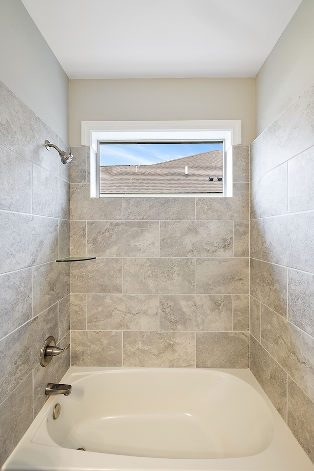 bathroom with tiled shower / bath