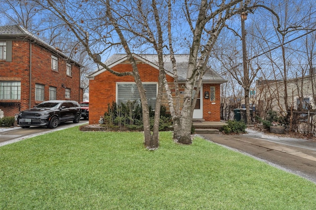 view of front facade featuring a front lawn