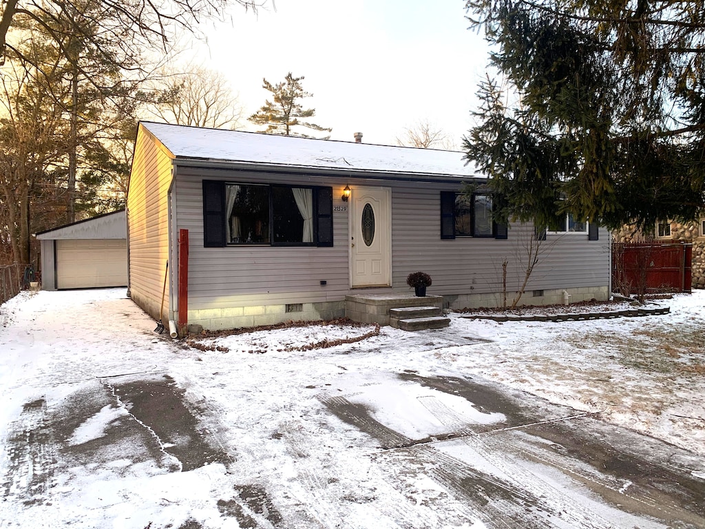 view of front of home featuring an outbuilding and a garage