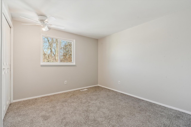 carpeted empty room featuring ceiling fan