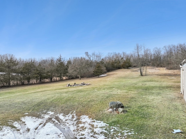 view of yard featuring a rural view