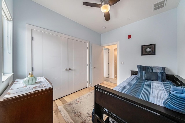 bedroom featuring light hardwood / wood-style floors, a closet, and ceiling fan