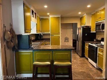 kitchen with a kitchen bar, sink, kitchen peninsula, and white gas range oven