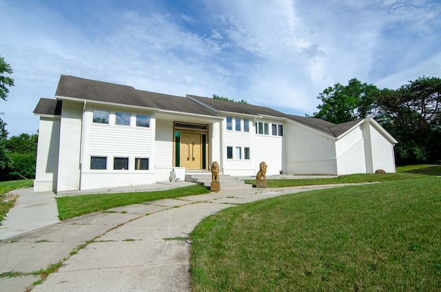 view of front facade with a front yard