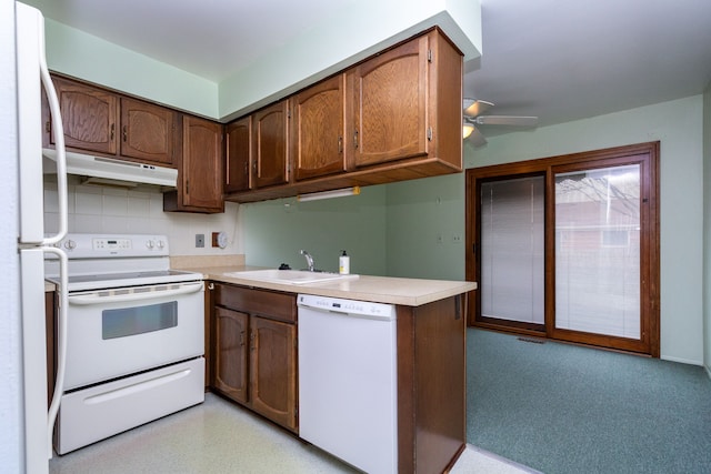 kitchen featuring sink, tasteful backsplash, white appliances, kitchen peninsula, and ceiling fan