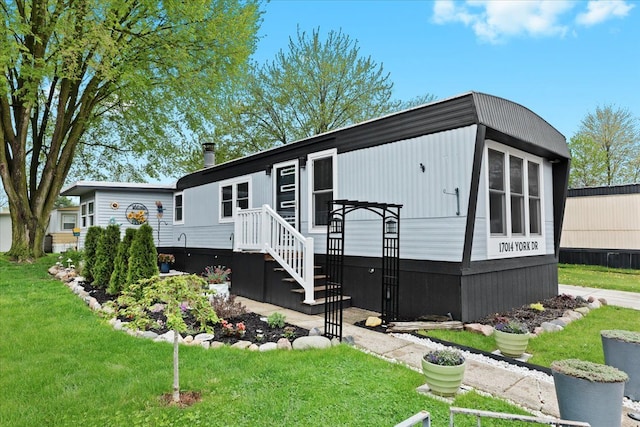 manufactured / mobile home with a front lawn