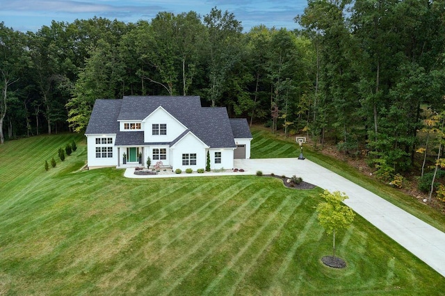 view of front of property featuring a front lawn