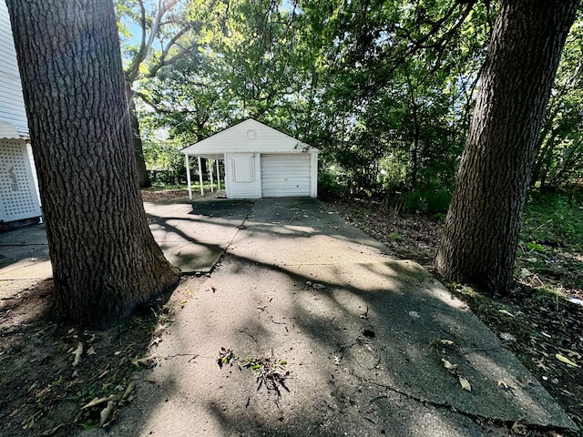 view of yard featuring an outbuilding and a garage