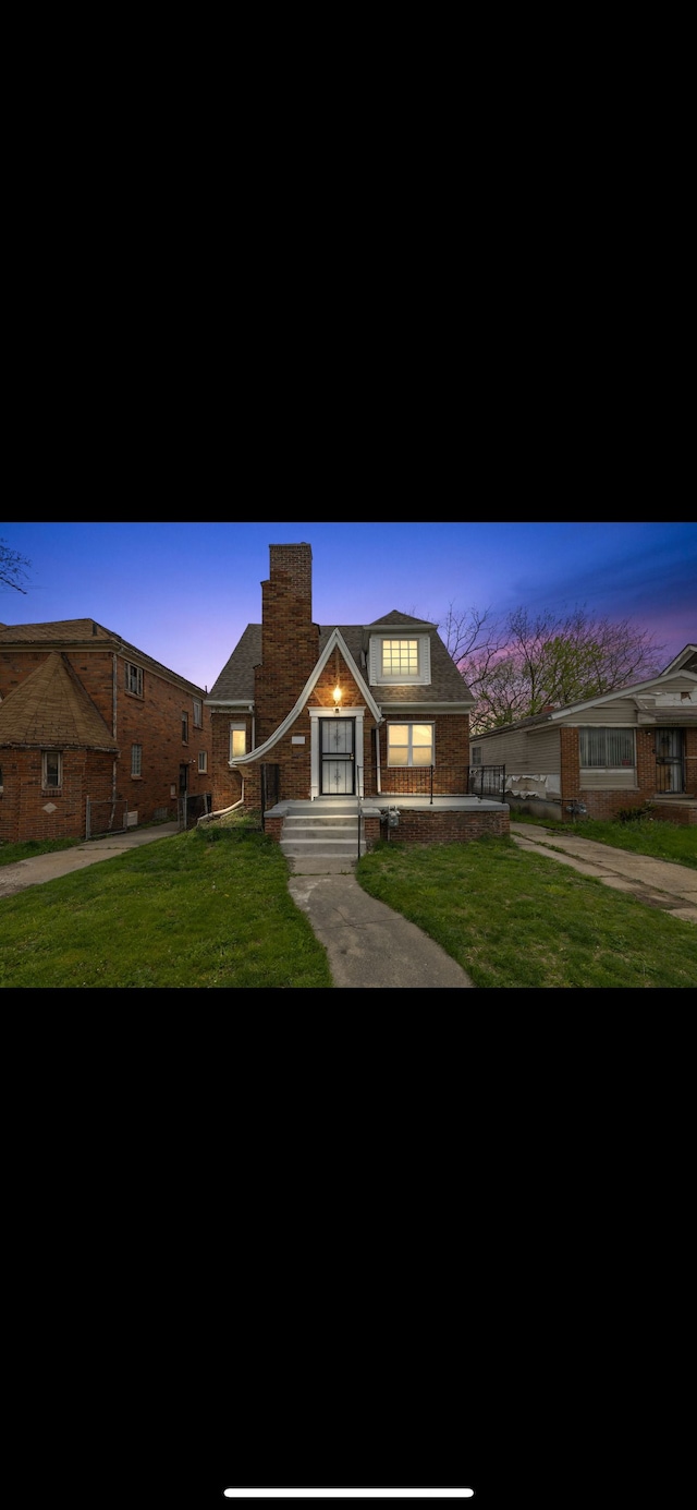 view of front of home featuring a lawn