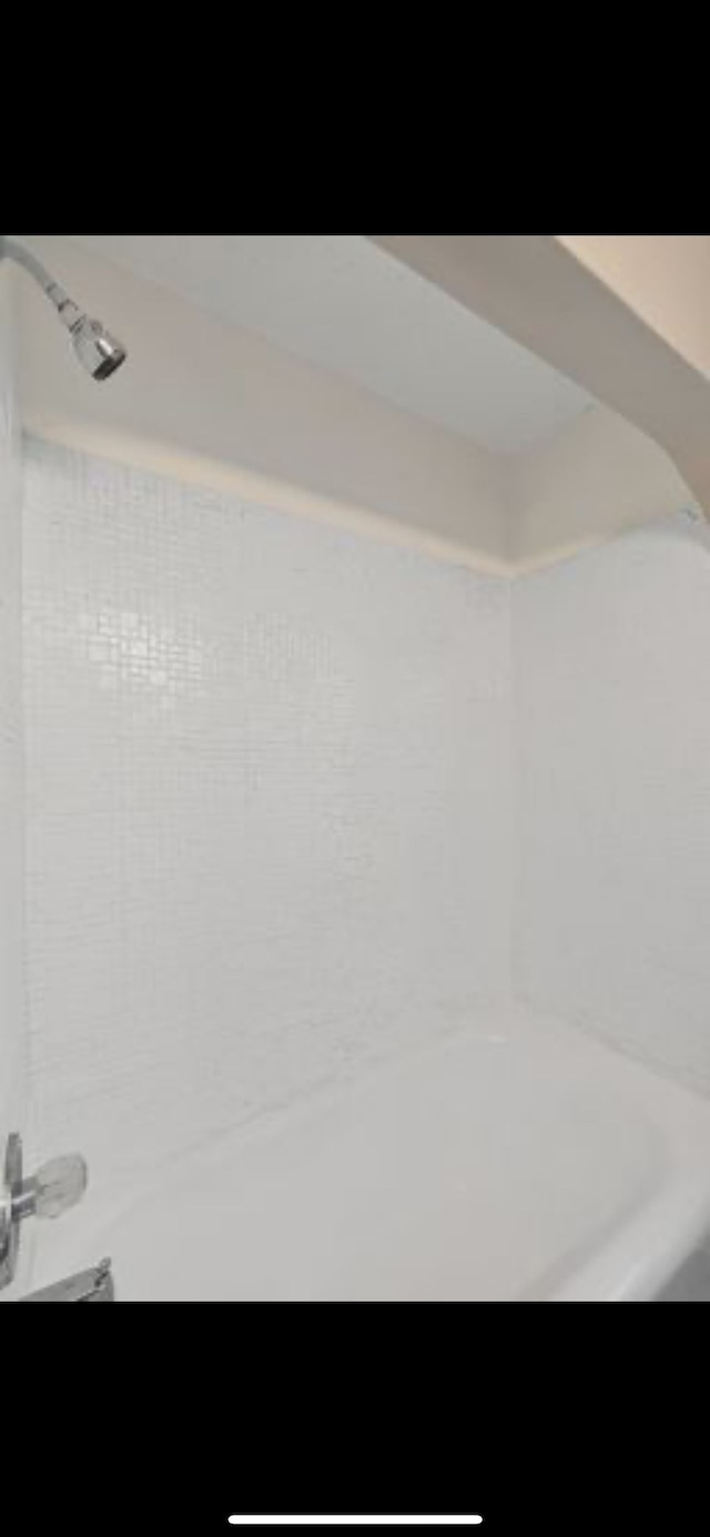 bathroom with shower / washtub combination