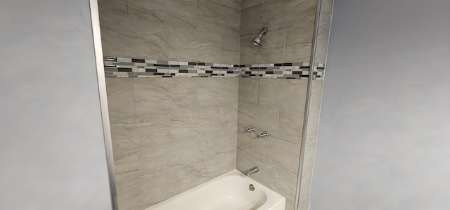 bathroom featuring tiled shower / bath combo