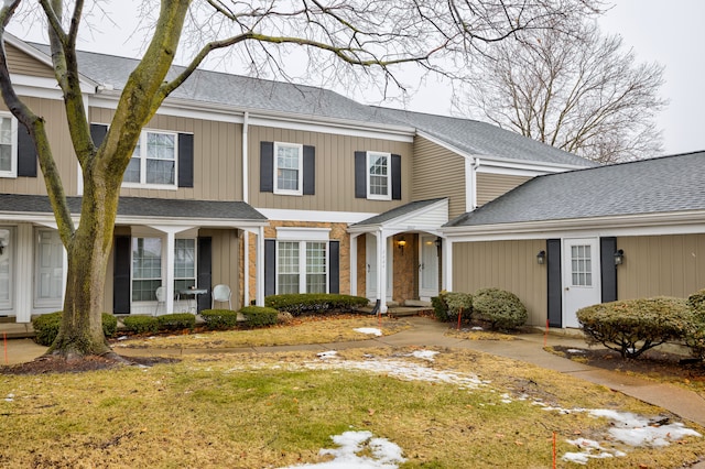 view of front of property with a front lawn