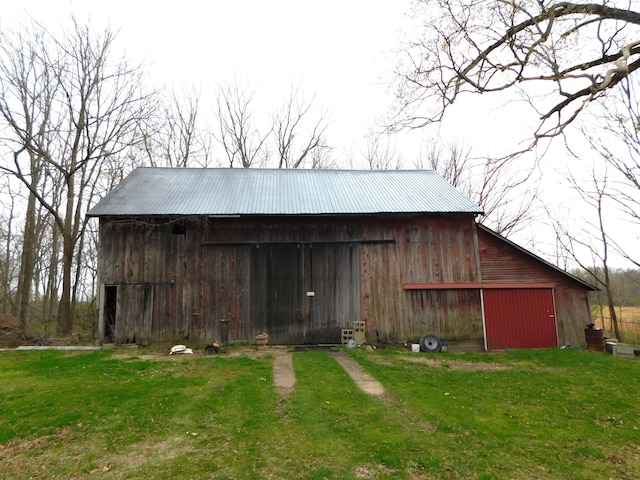 view of barn with a yard