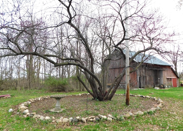 view of yard featuring an outbuilding and a barn