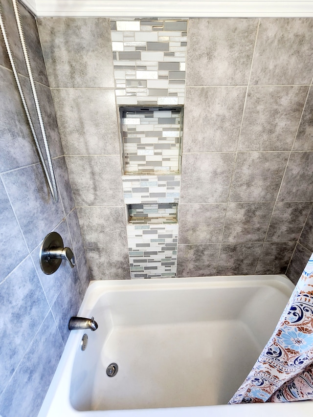 bathroom featuring tiled shower / bath combo