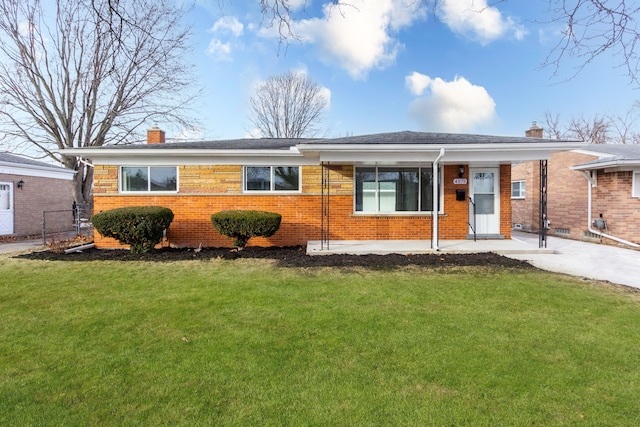 ranch-style house featuring a front yard