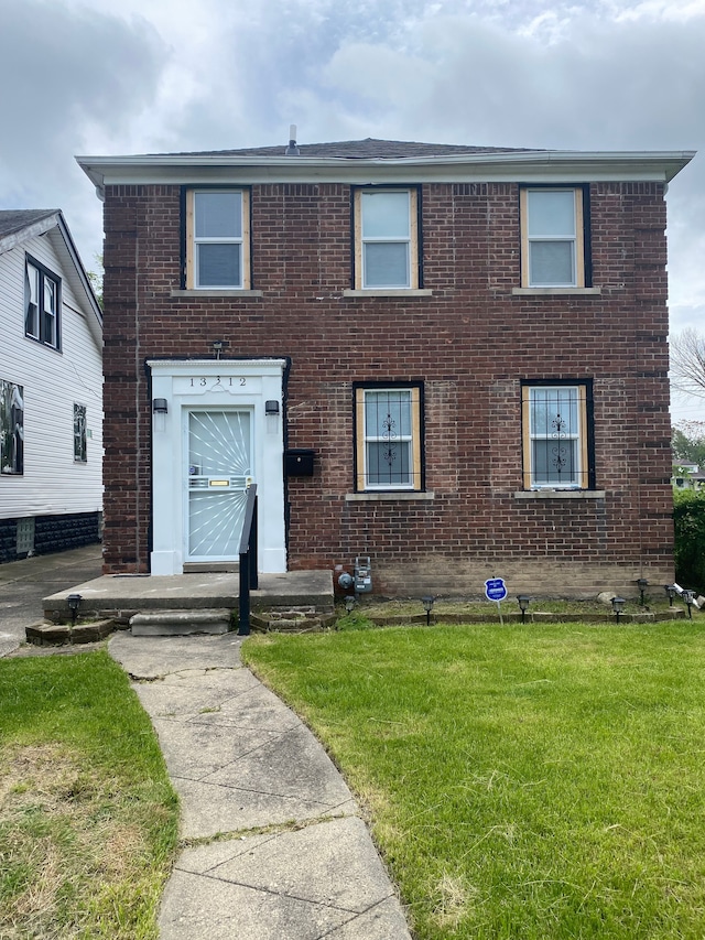 view of front of house featuring a front lawn