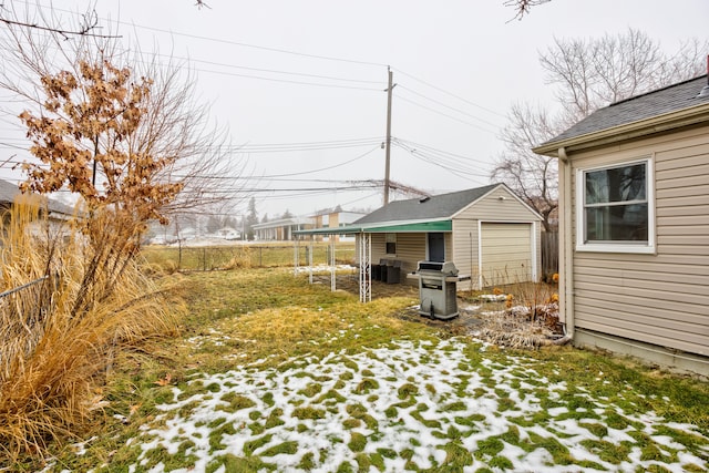 view of yard featuring a garage and an outdoor structure