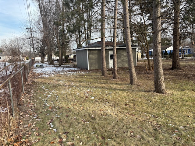 view of yard featuring an outbuilding and fence