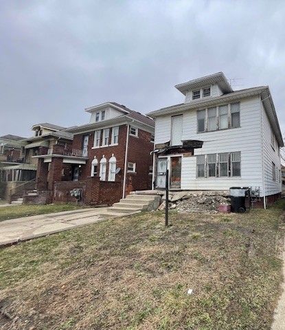 view of front of house with a front lawn