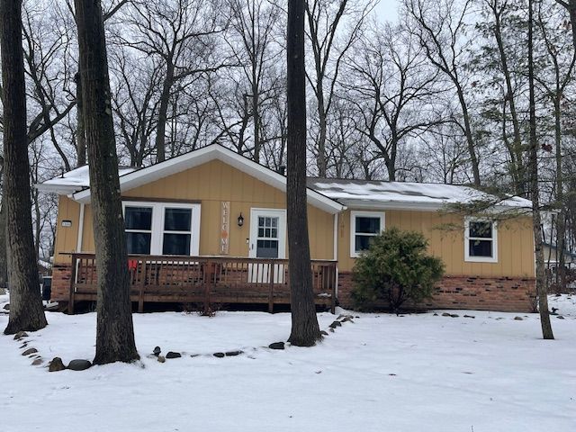 view of front of property featuring a wooden deck