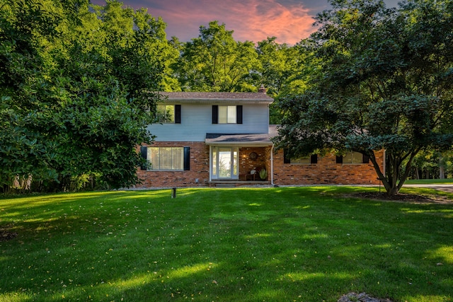 view of front property featuring a lawn