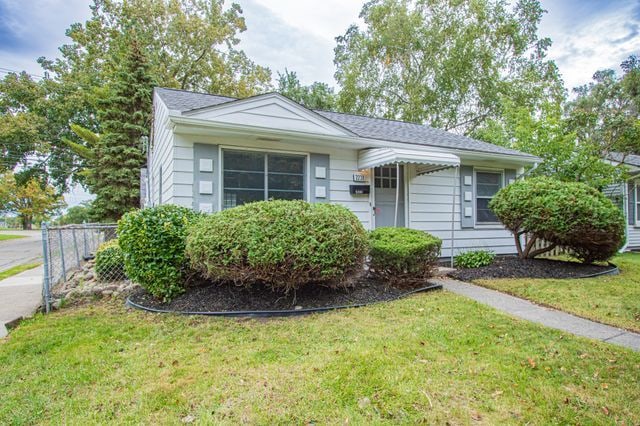 view of front of home with a front yard