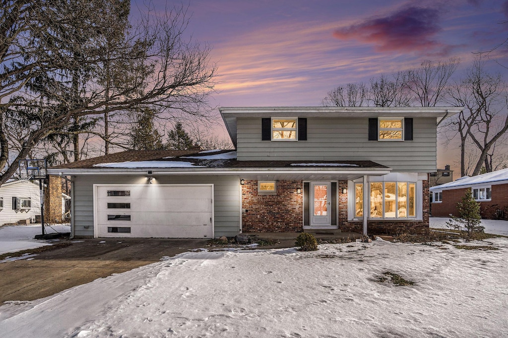 view of front property featuring a garage