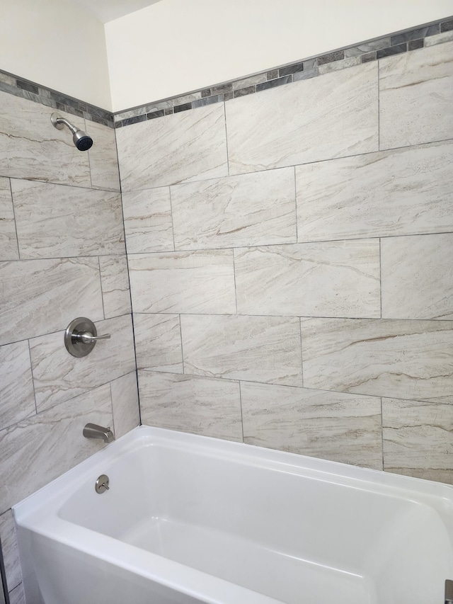 bathroom featuring tiled shower / bath