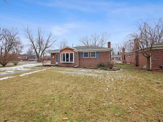 view of front of property featuring a front lawn