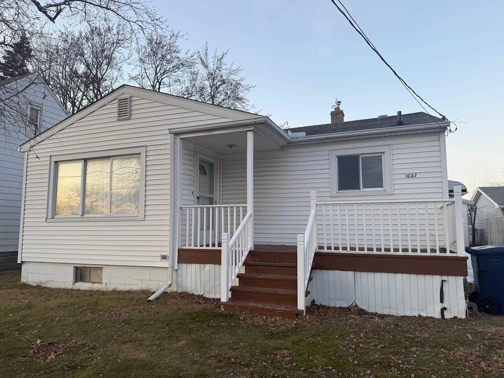 view of front of property with a front yard