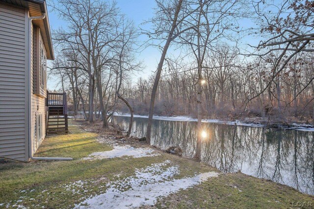 view of yard featuring a water view