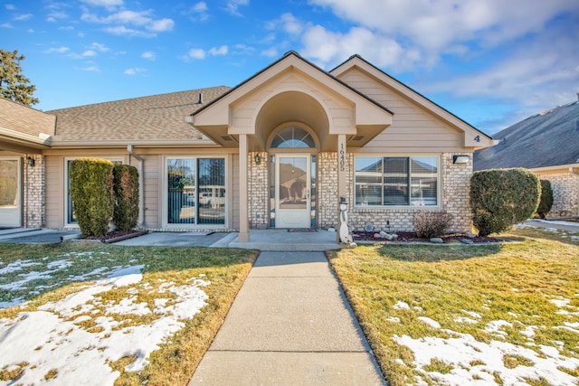 view of front of home featuring a yard