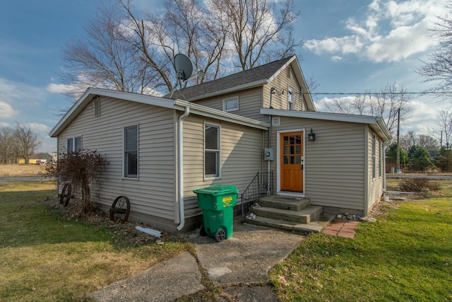 view of front facade with a front lawn