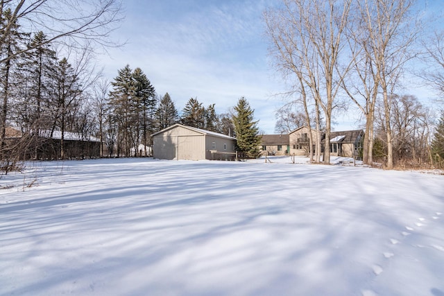 view of yard layered in snow