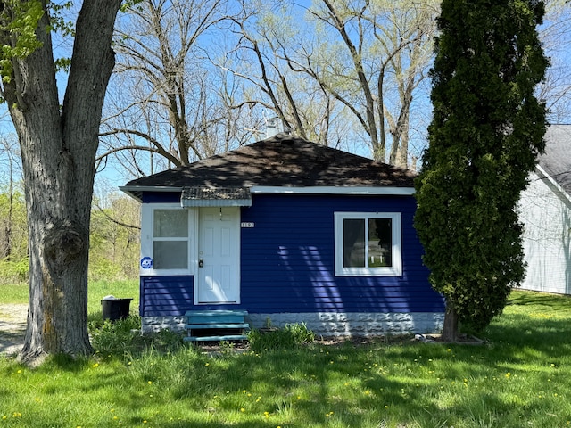 1192 S Belsay Rd, Burton, MI 48509 - view of front of home featuring entry steps, a front lawn, and roof with shingles