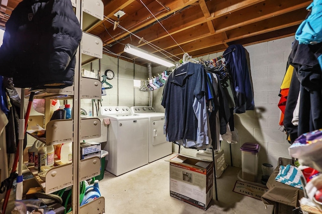 washroom featuring washing machine and clothes dryer