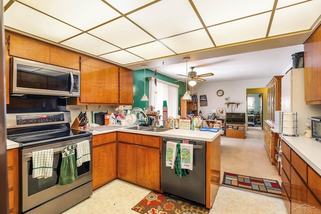 kitchen featuring appliances with stainless steel finishes, sink, ceiling fan, and kitchen peninsula